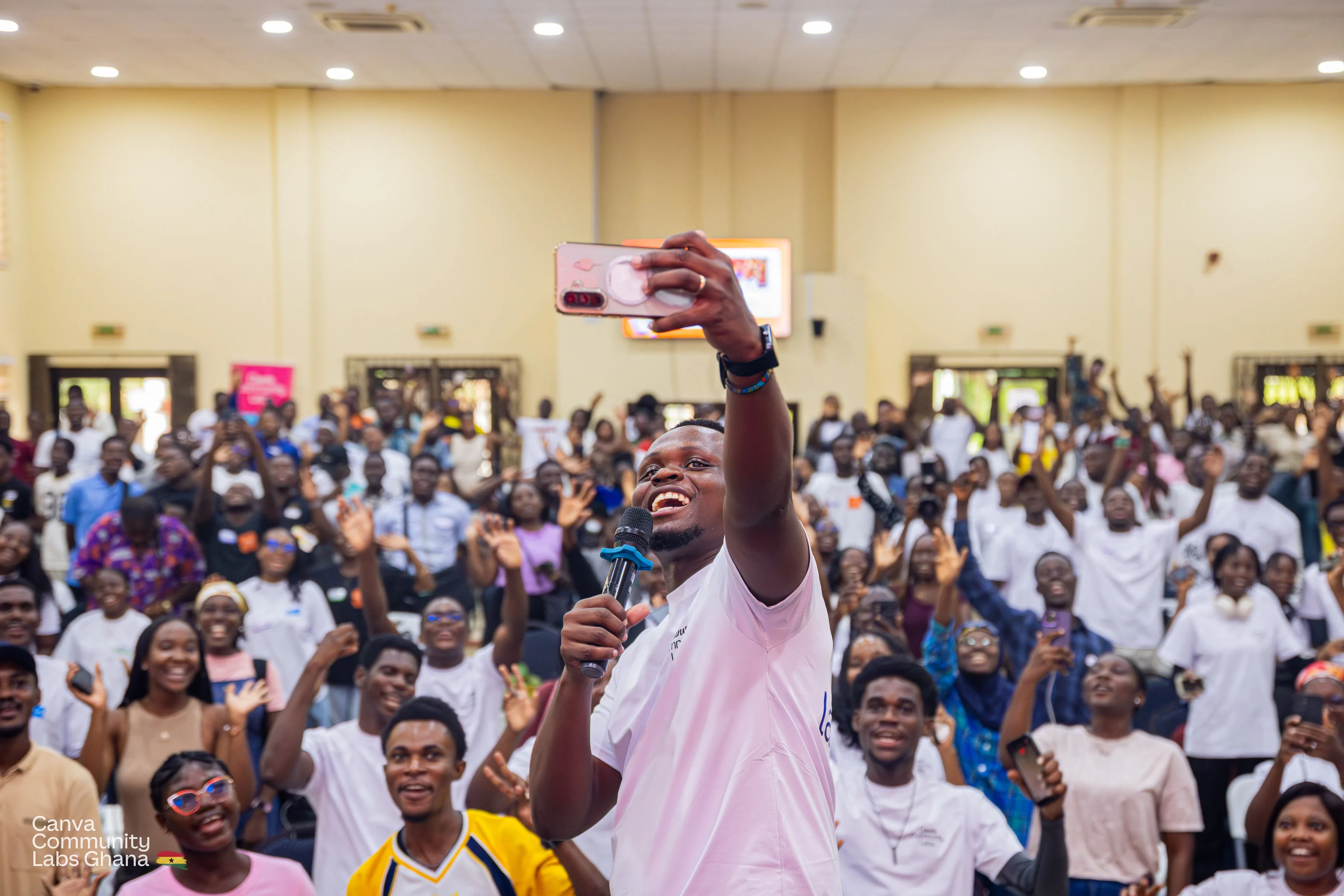 Benjamin taking a selfie with 517 excited attendees at Canva Community Labs Ghana